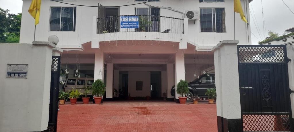 Η πρόσοψη ή η είσοδος του Karbi Bhawan