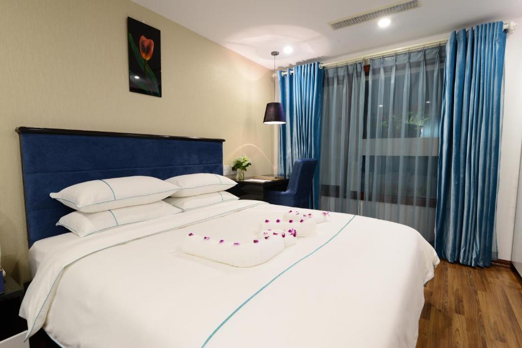 Postel nebo postele na pokoji v ubytování Hanoi Emerald Waters Hotel & Spa
