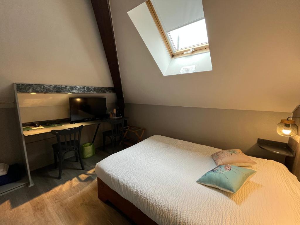Postel nebo postele na pokoji v ubytování Logis Hôtel & Restaurant - Le Floride