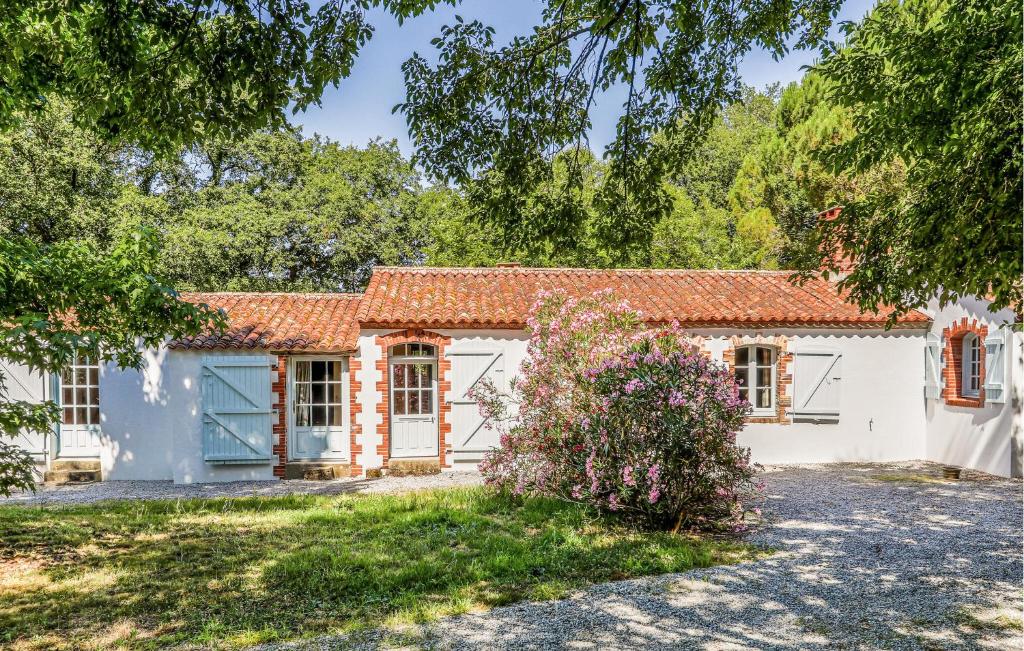 a white house with a yard and trees at Amazing Home In La Boissières Des Land in Saint-Avaugourd-des-Landes