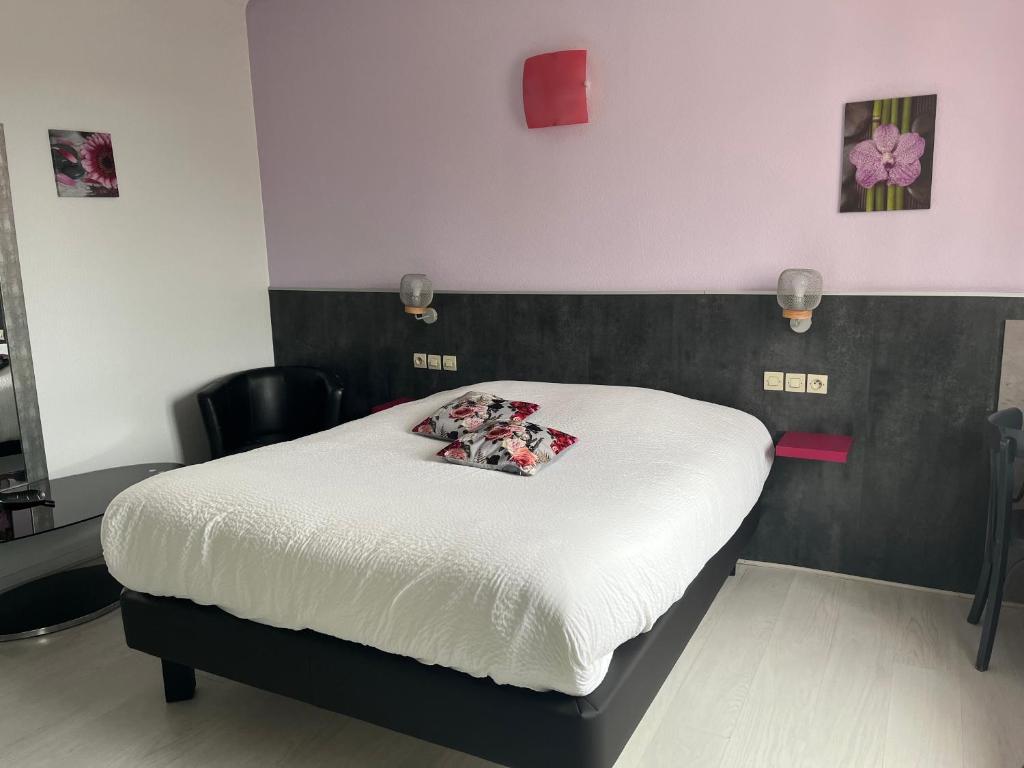Postel nebo postele na pokoji v ubytování Logis Hôtel & Restaurant - Le Floride