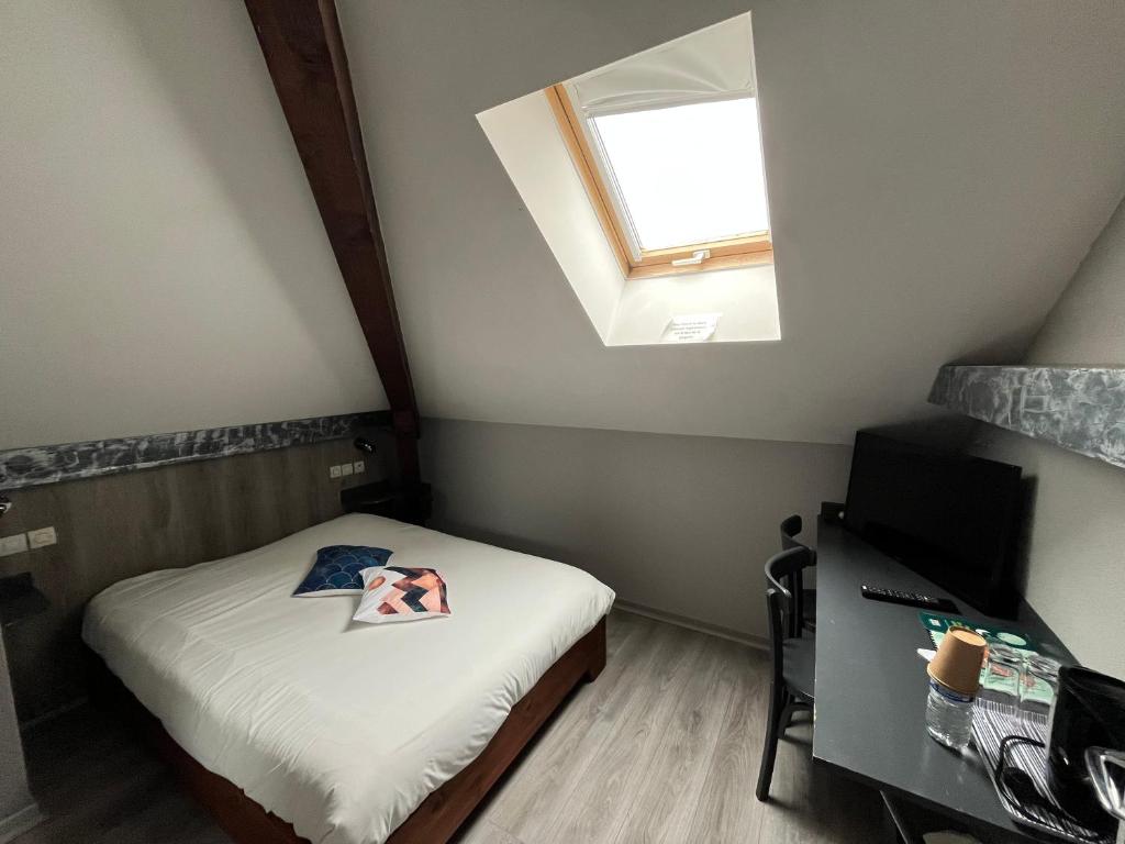 Postel nebo postele na pokoji v ubytování Logis Hôtel & Restaurant - Le Floride
