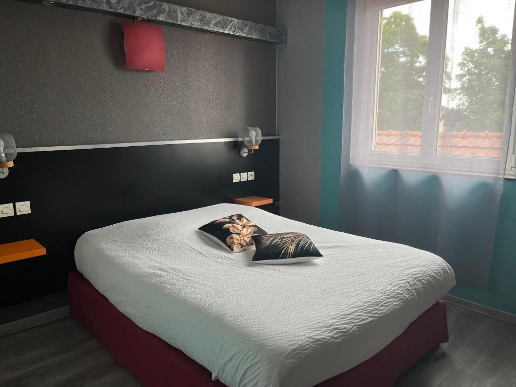 Postel nebo postele na pokoji v ubytování Logis Hôtel & Restaurant - Le Floride