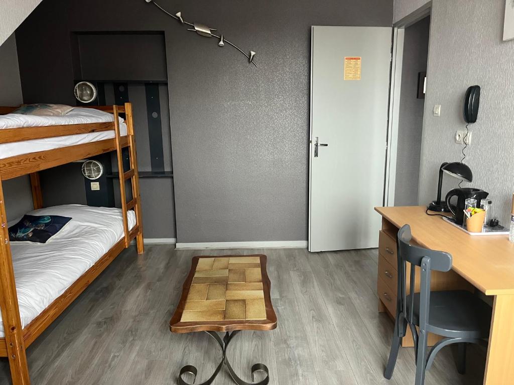 Postel nebo postele na pokoji v ubytování Logis Hôtel & Restaurant - Le Floride