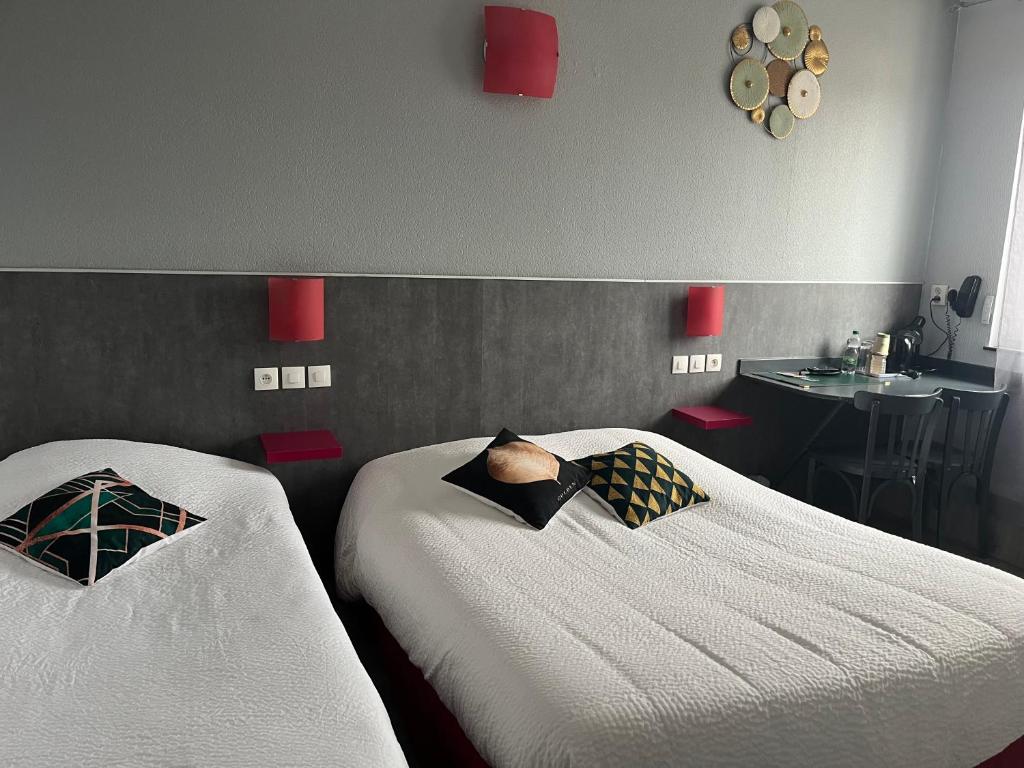Postel nebo postele na pokoji v ubytování Logis Hôtel & Restaurant - Le Floride