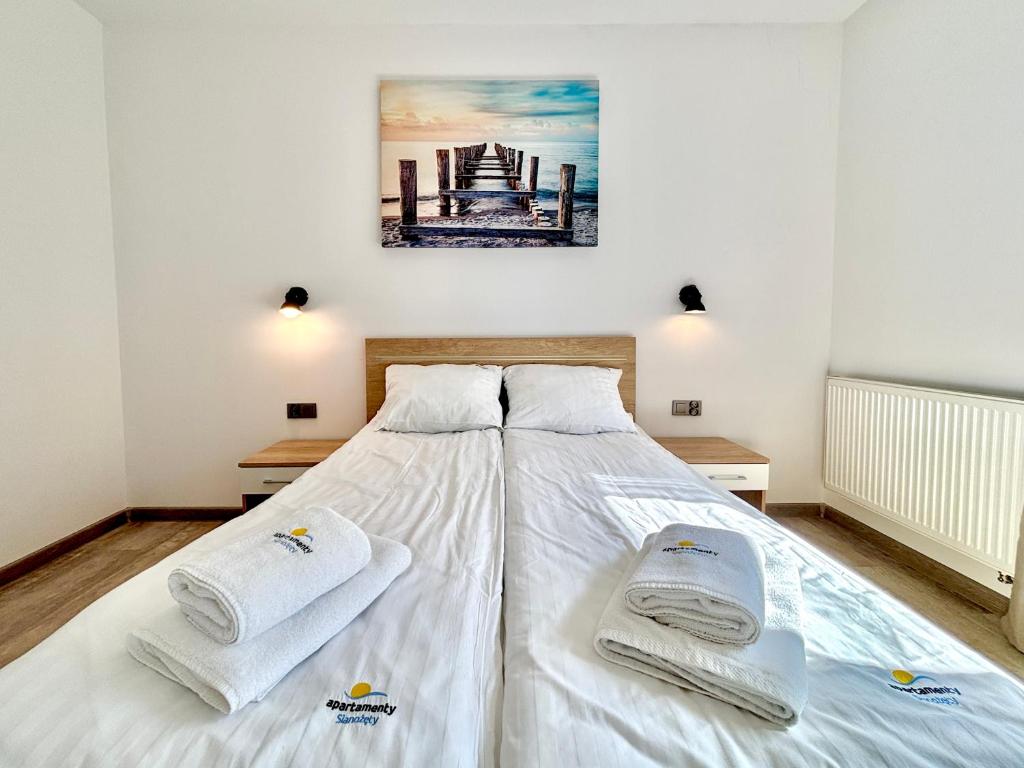 Ένα ή περισσότερα κρεβάτια σε δωμάτιο στο Apartamenty 5 mórz