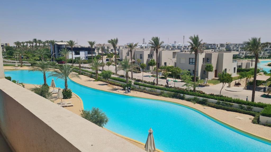 Bazén v ubytování أزها السخنة عائلات فقطAzha ain sokhna chalet - families only - 155sqm special weekly monthly rates nebo v jeho okolí