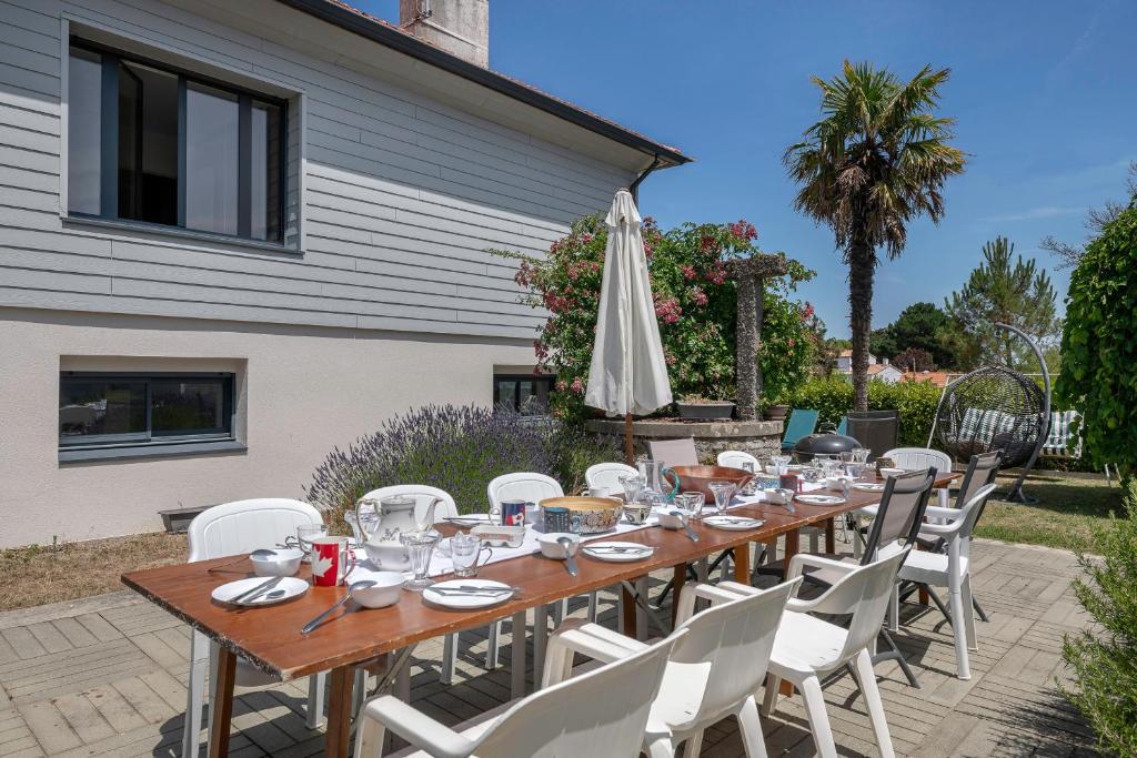 Κήπος έξω από το Villa pour 15 à 700m de la plage