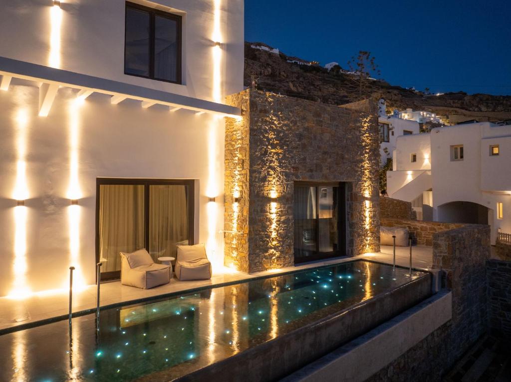 トゥルロスにあるVEZO Suites Mykonosの夜のプール付きヴィラ