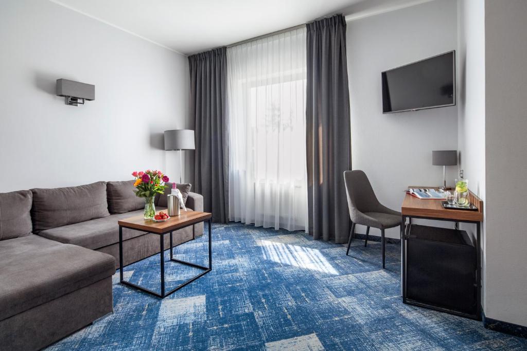 Televízia a/alebo spoločenská miestnosť v ubytovaní Hotel Oliwski