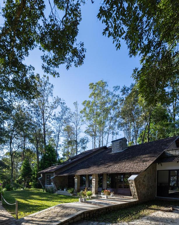 钦纳卡纳Avadale Munnar (Stag Groups Not Allowed)的石屋,有 ⁇ 帽屋顶
