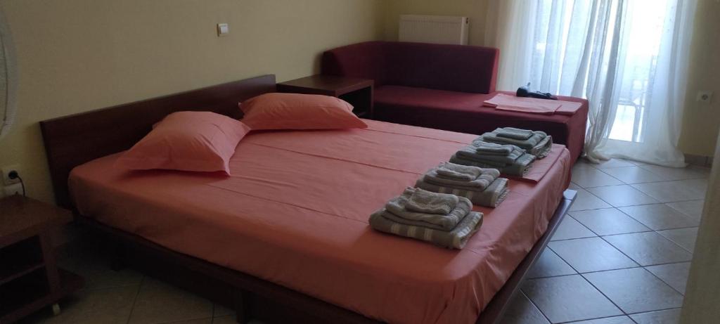 um quarto com uma cama com duas toalhas em Vania's apartment em Preveza