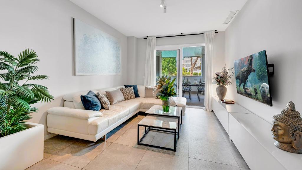 biały salon z kanapą i stołem w obiekcie VACATION MARBELLA I Via Celere, Huge Terrace, Brand New Complex, Close to the Beach, Marbella Center w Marbelli