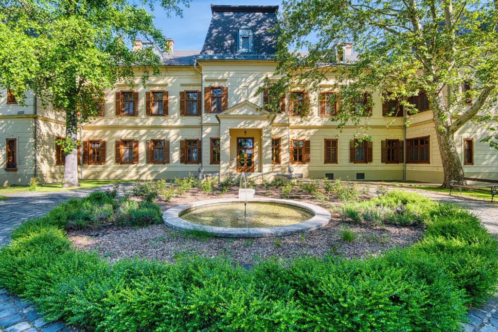 posiadłość z fontanną przed budynkiem w obiekcie Főnix Wellness Resort w mieście Csitár