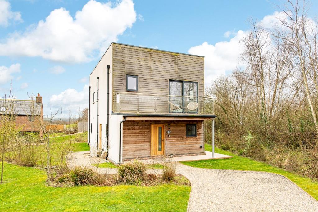 une petite maison en bois sur une route dans l'établissement Beaumont Village 21 BV21 Silverlake Dorest, à Warmwell