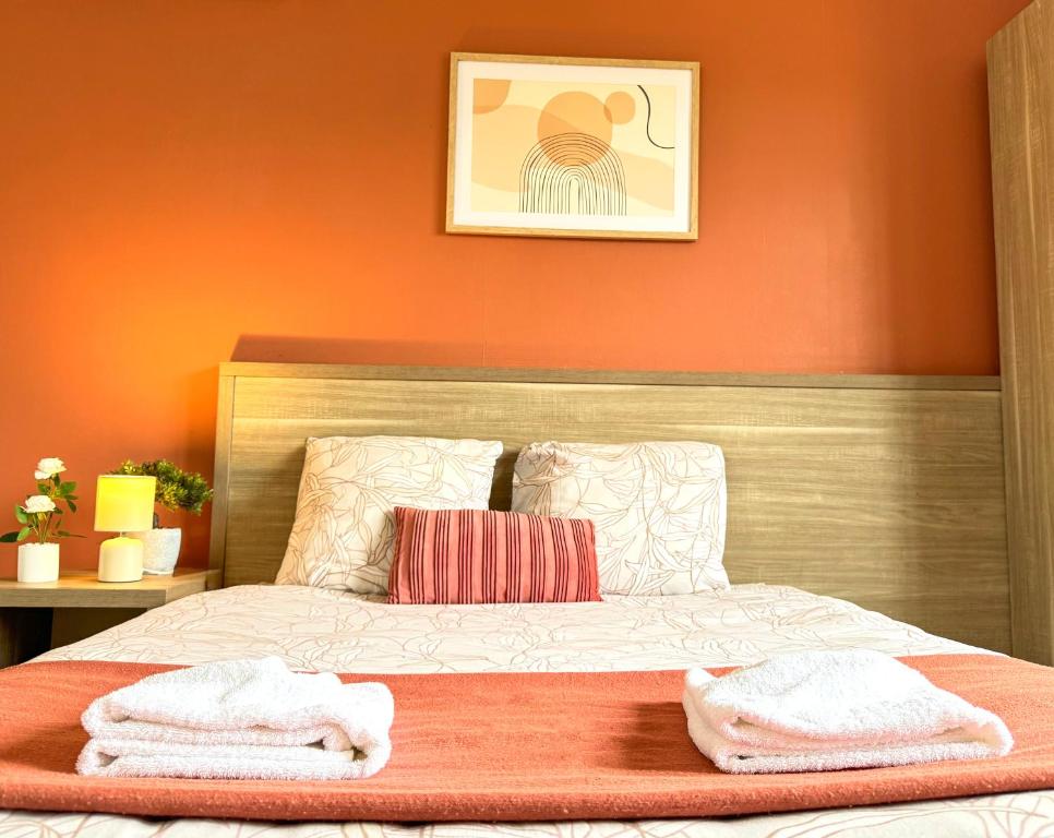 Un dormitorio con una cama con dos toallas encima. en Studio Platanes 4 - Proche Disneyland - Parking gratuit - Meaux, en Meaux