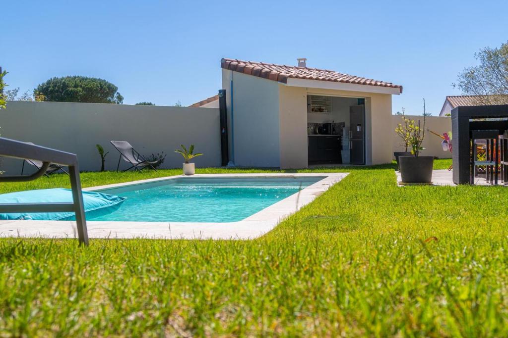 une piscine dans une cour à côté d'une maison dans l'établissement Villa L'Escaluna, à Escalquens