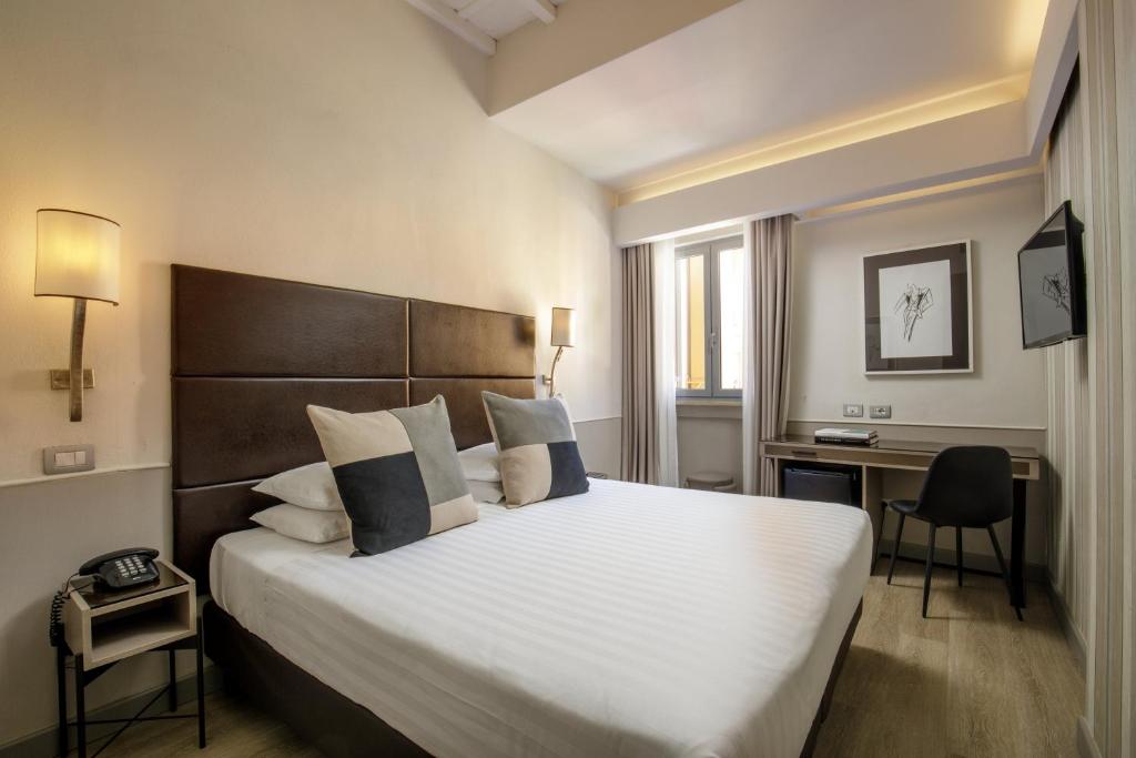 Postel nebo postele na pokoji v ubytování Condotti Boutique Hotel