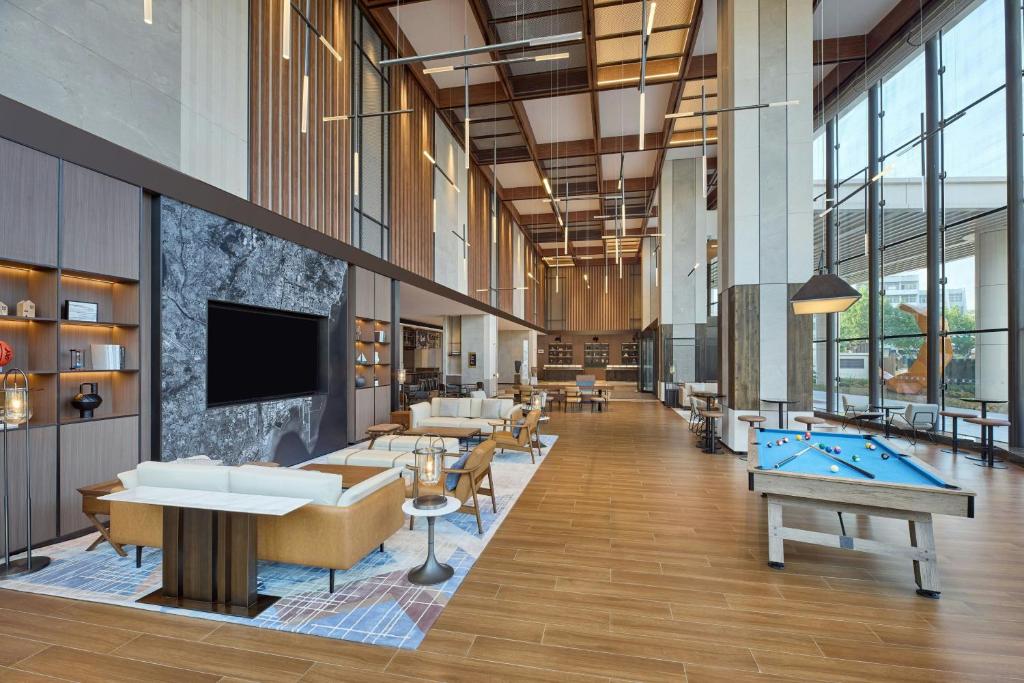 Bazén v ubytování Four Points by Sheraton Rizhao nebo v jeho okolí