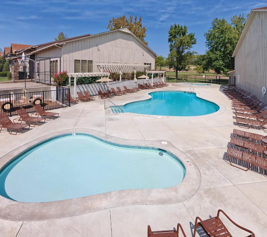 Bazén v ubytování Wyndham Grand Lake Studio Apartment with Resort Access nebo v jeho okolí