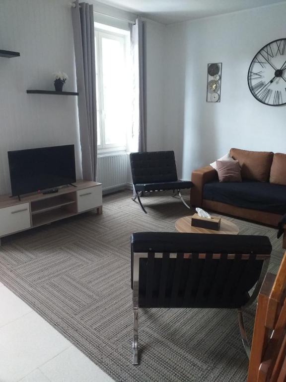 TV a/nebo společenská místnost v ubytování Tres bel appartement face au Chateau 2 ch 4 pers