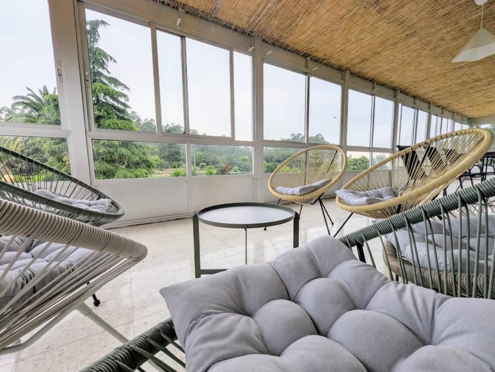 a living room with a couch and two chairs at Casa en el Camino de Santiago en Barro in Barro