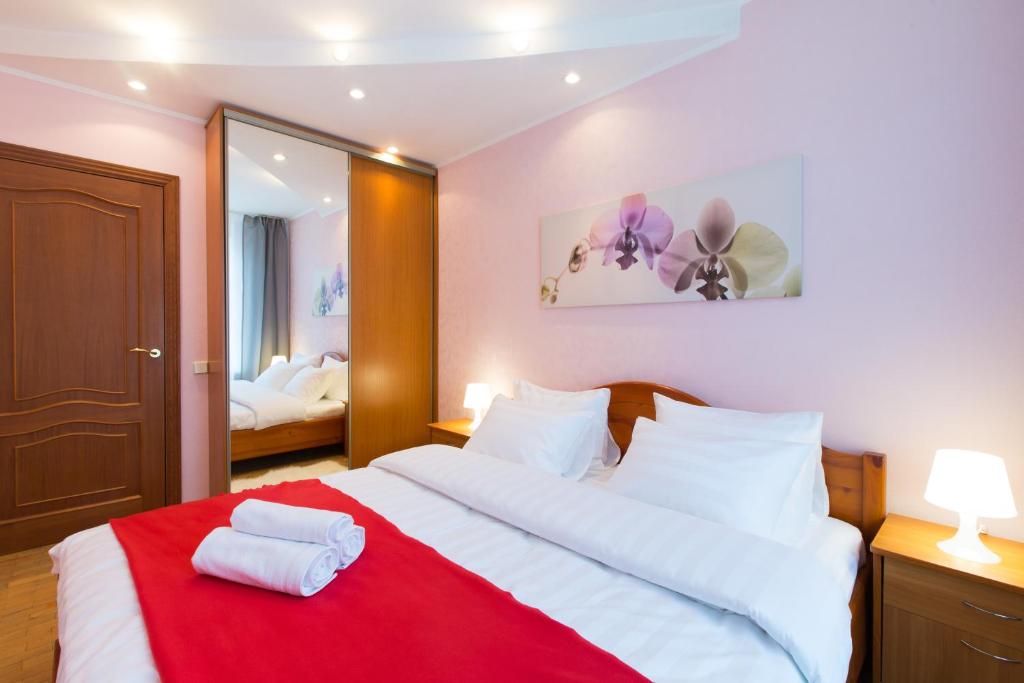 um quarto com uma cama grande com duas toalhas em Lux Apartments Karetny Pereulok em Moscou