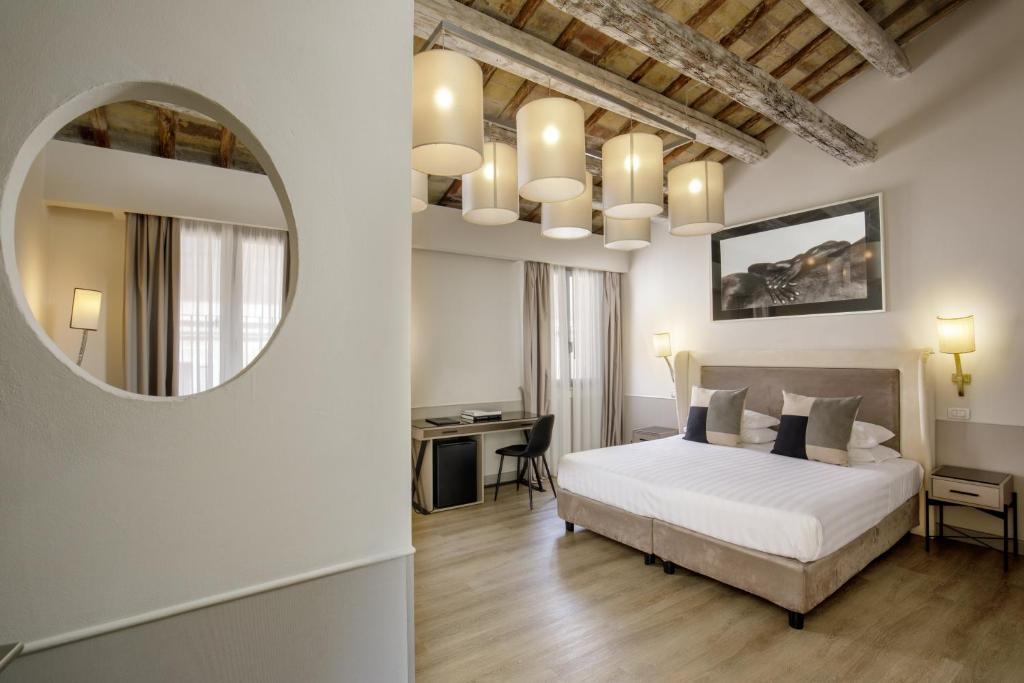 Postel nebo postele na pokoji v ubytování Condotti Boutique Hotel