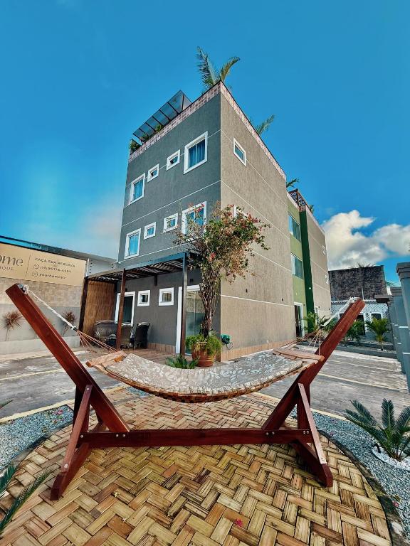 圣路易斯Your Home - Studios Boutique Hotel的建筑物前有一张带吊床的木凳