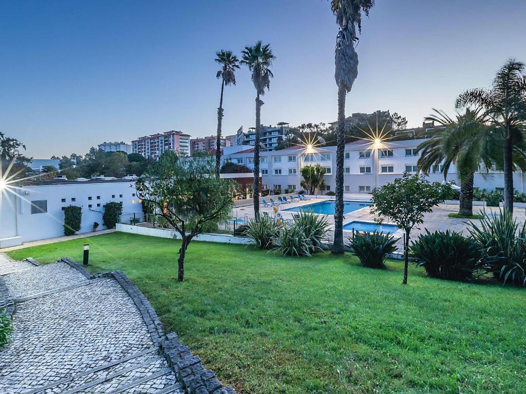Бассейн в Novotel Setubal или поблизости
