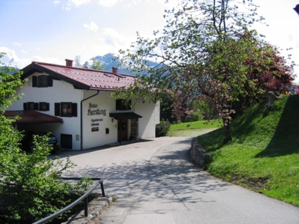un edificio bianco con un sentiero davanti di Haus Kersting a Reit im Winkl