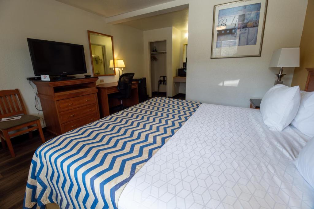 TV a/nebo společenská místnost v ubytování Capital O Hotel Inn Pendleton I-84