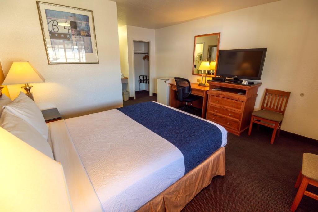 Postel nebo postele na pokoji v ubytování Capital O Hotel Inn Pendleton I-84