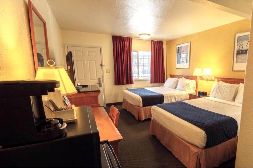 Postel nebo postele na pokoji v ubytování Capital O Hotel Inn Pendleton I-84