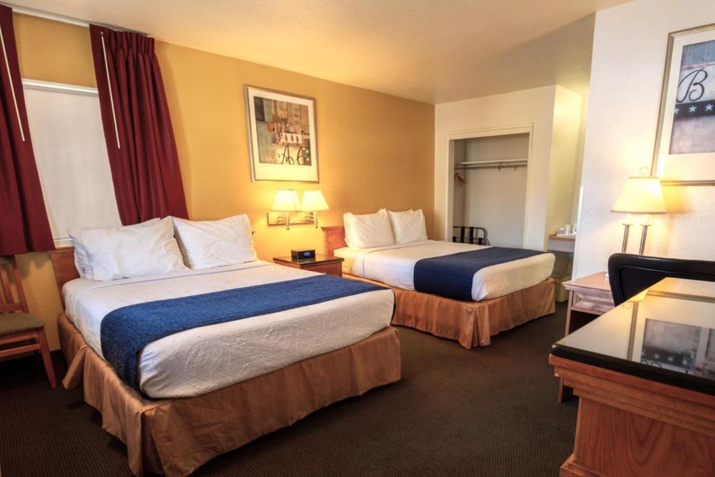 Postel nebo postele na pokoji v ubytování Capital O Hotel Inn Pendleton I-84