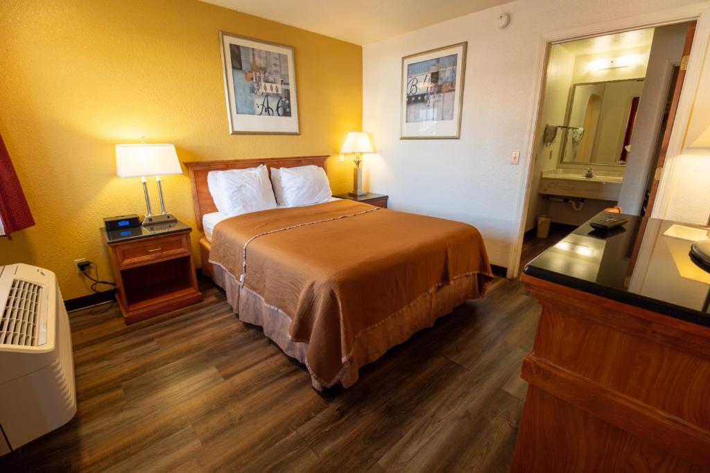 Postel nebo postele na pokoji v ubytování Capital O Hotel Inn Pendleton I-84