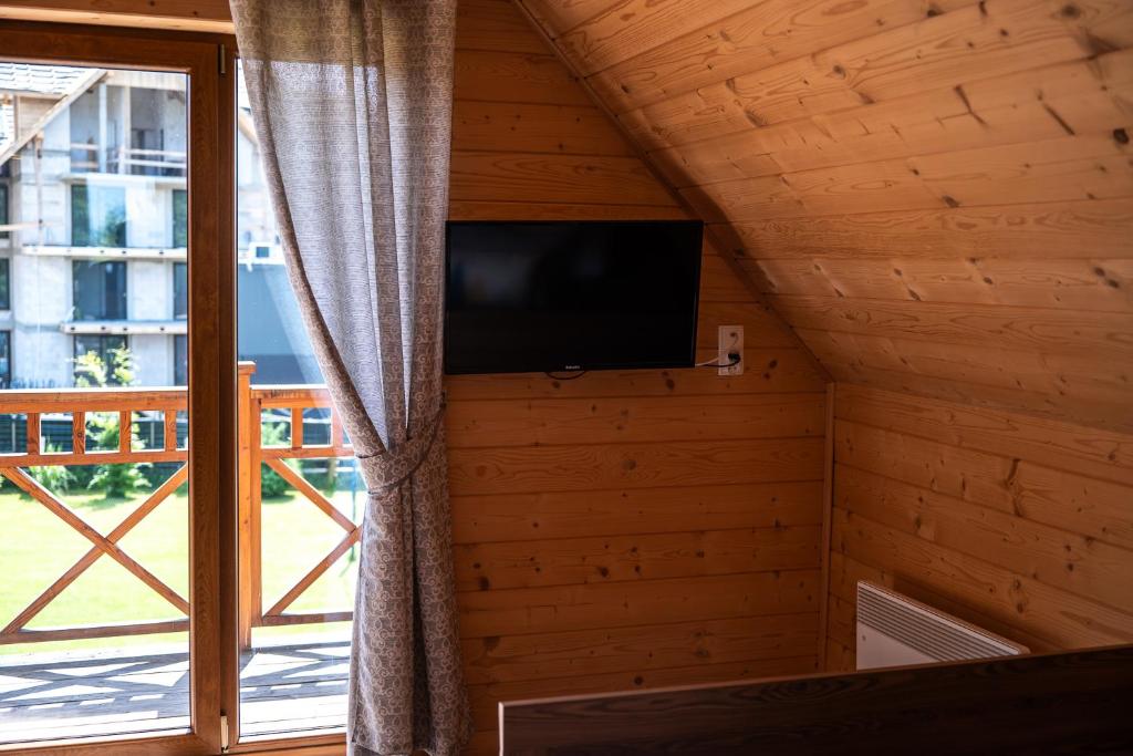Televízia a/alebo spoločenská miestnosť v ubytovaní DOMEK POD LIMBAMI IV