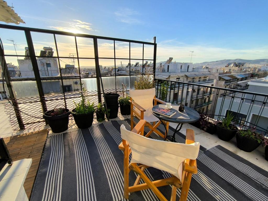 Cozy Refurbished Loft overlooking Athens