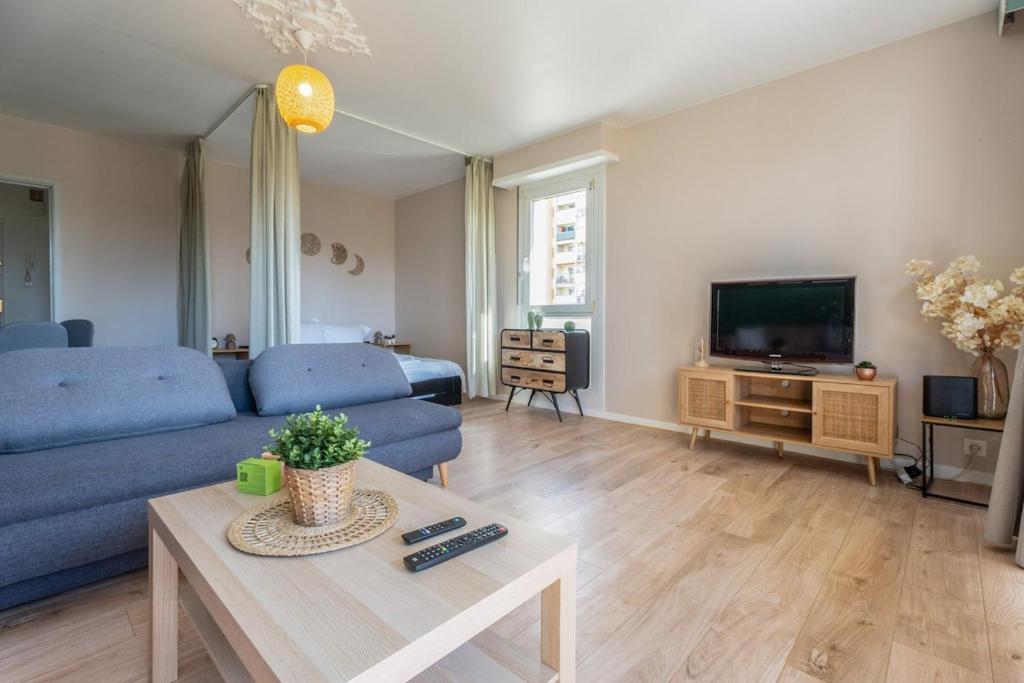 a living room with a blue couch and a tv at Super Studio on Boulevard Mulhouse Hyper Centre in Mulhouse