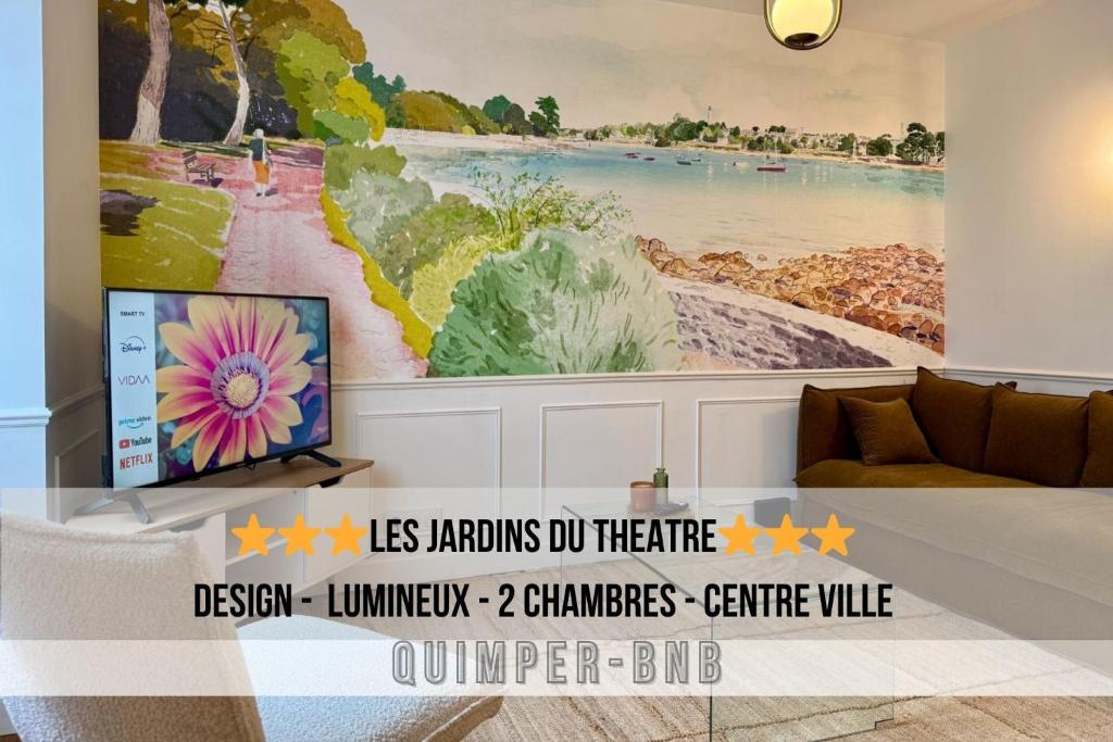 - un salon avec une télévision et un tableau mural dans l'établissement Les Jardins du Théâtre - Élégance, Bois & Design, à Quimper