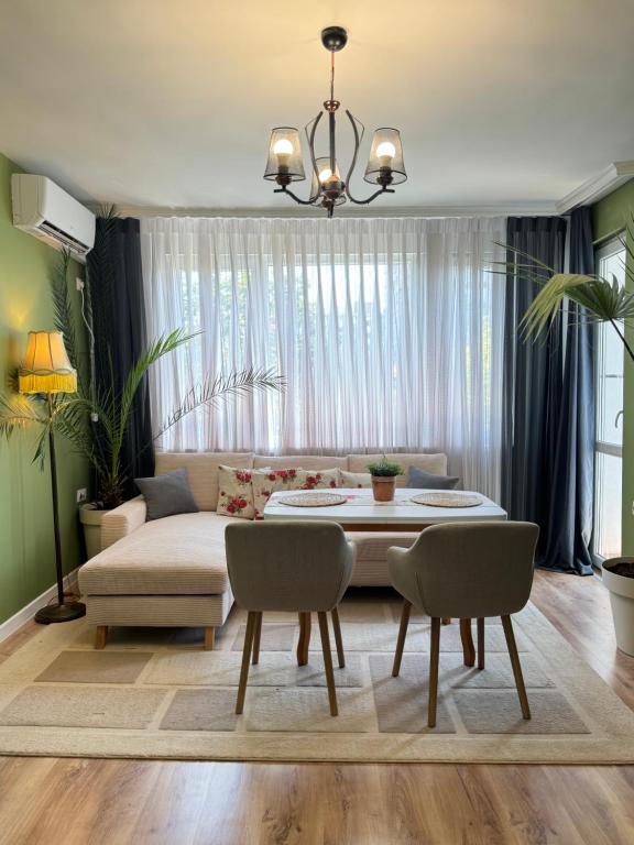 una sala de estar con una mesa y un sofá en The Master and Margarita Centre, en Burgas