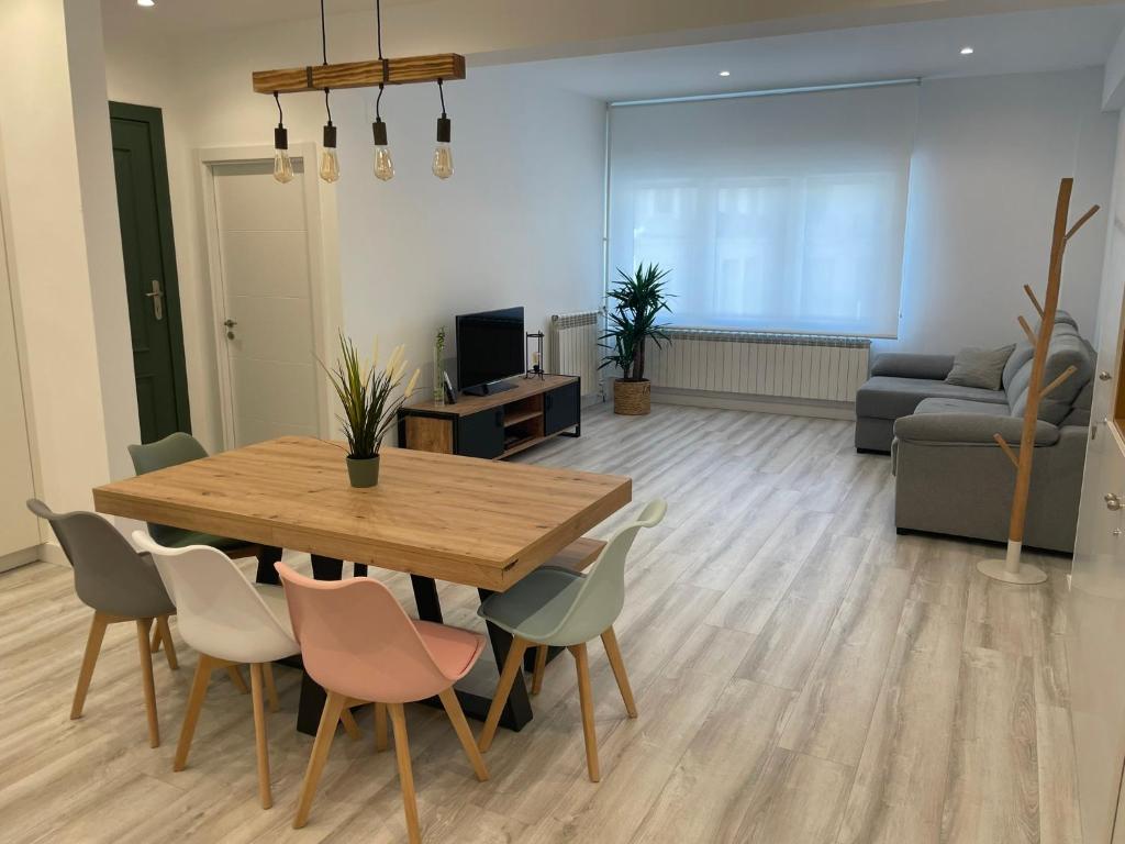 a living room with a wooden table and chairs at Go-Vi Gozar en Vitoria in Vitoria-Gasteiz