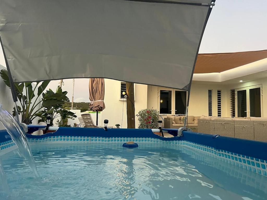 una piscina con una fuente de agua en Casa Wechi, en Willemstad
