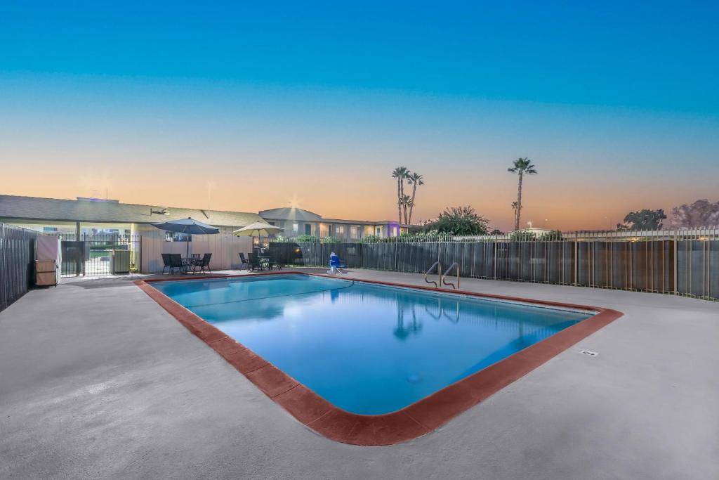 Studio 6 Suites Madera, CA Yosemite photo