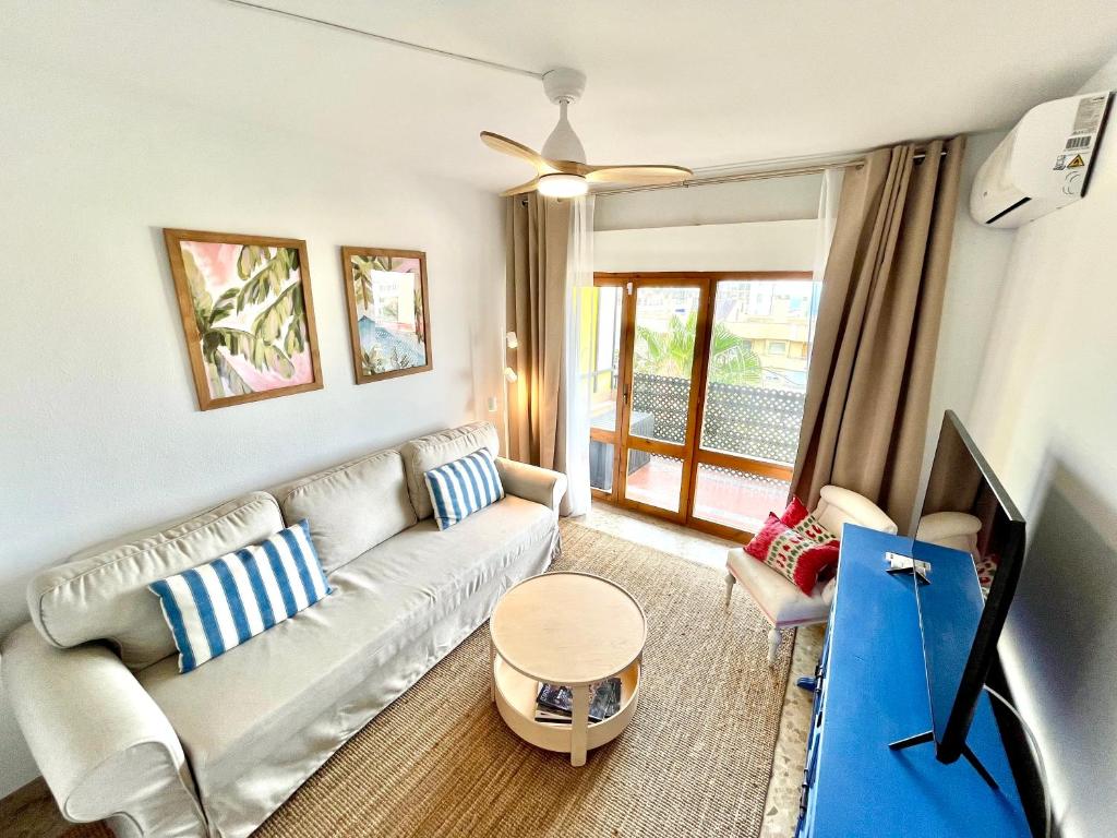 Bright, central, close to the sea, parking and WiFi