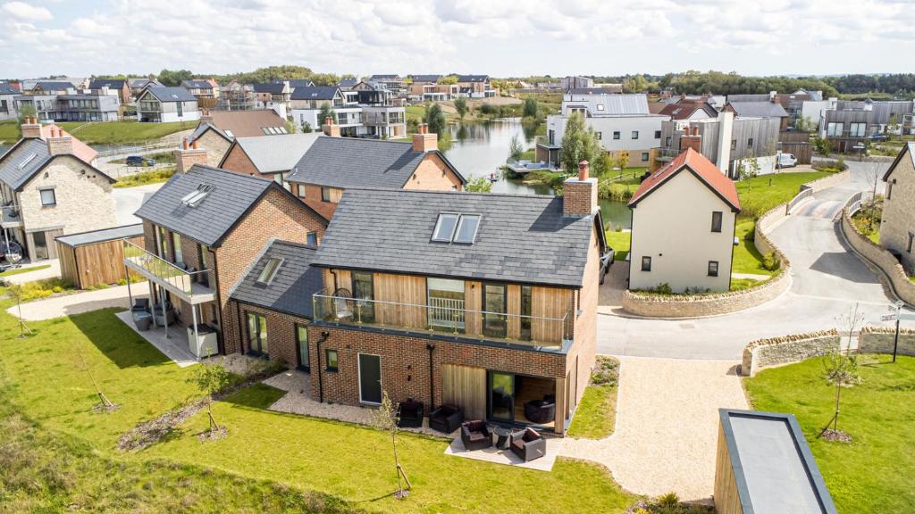 eine Luftansicht eines Hauses in einer Stadt in der Unterkunft Cosy Cottage OI31 Silverlake Dorset in Warmwell