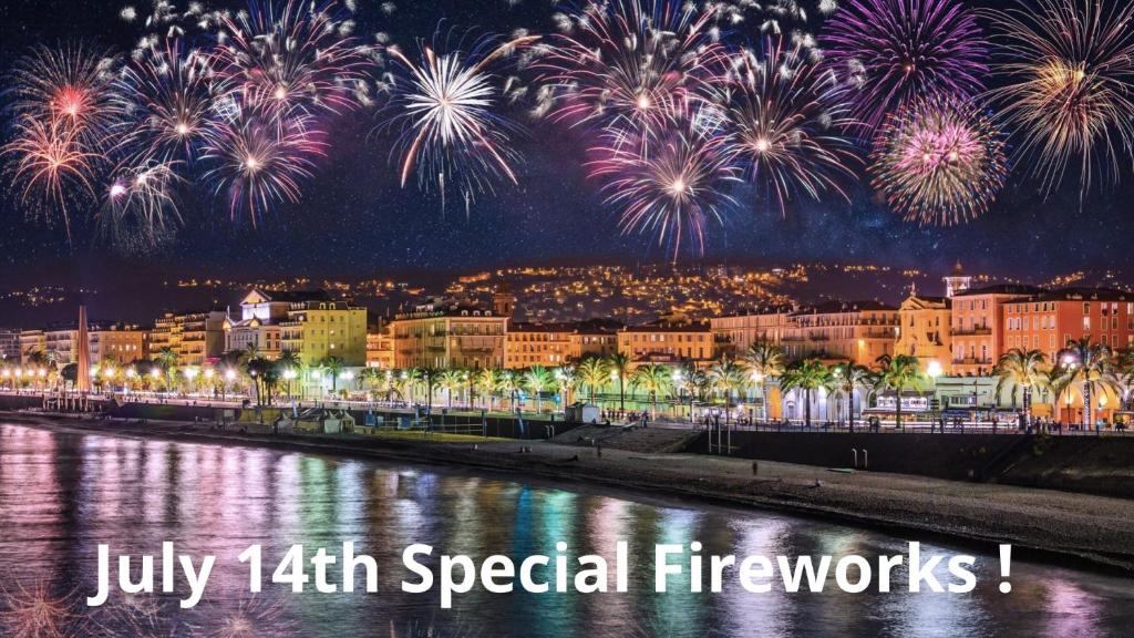 un feu d'artifice au-dessus d'une ville avec un plan d'eau dans l'établissement A Studio at Nice Beach, à Nice