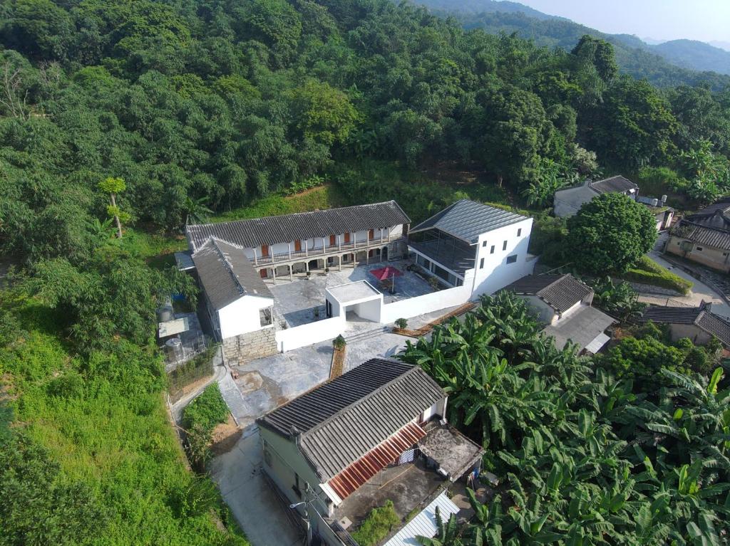 Nespecifikovaný výhled na hory nebo výhled na hory při pohledu z chaty