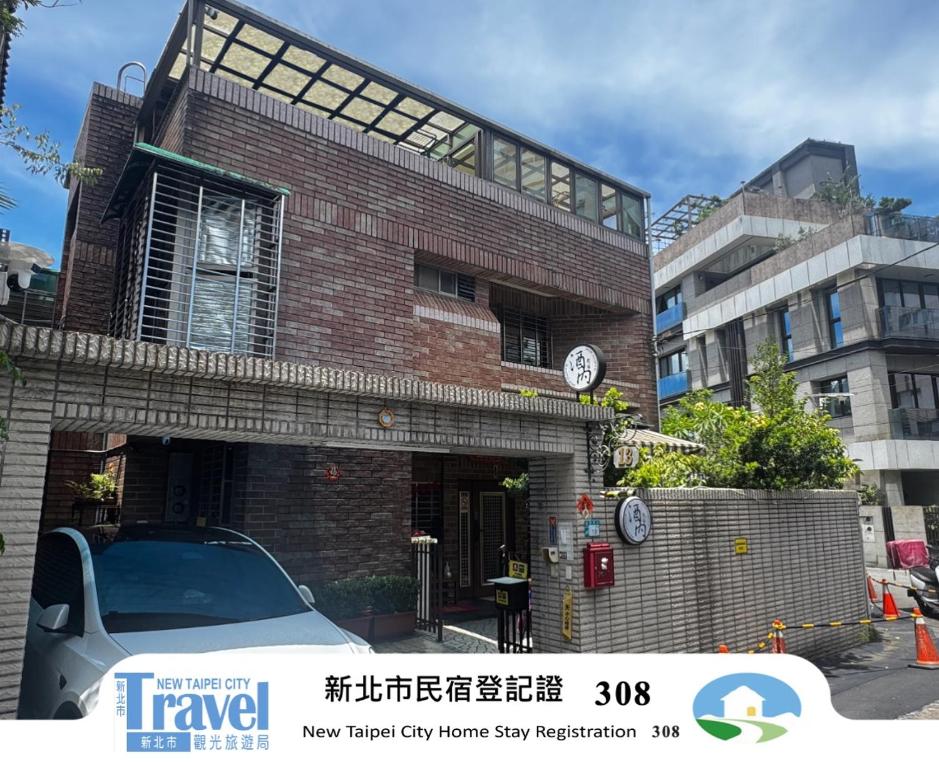 汐止Jeanette Home的一栋建筑前停着一辆车