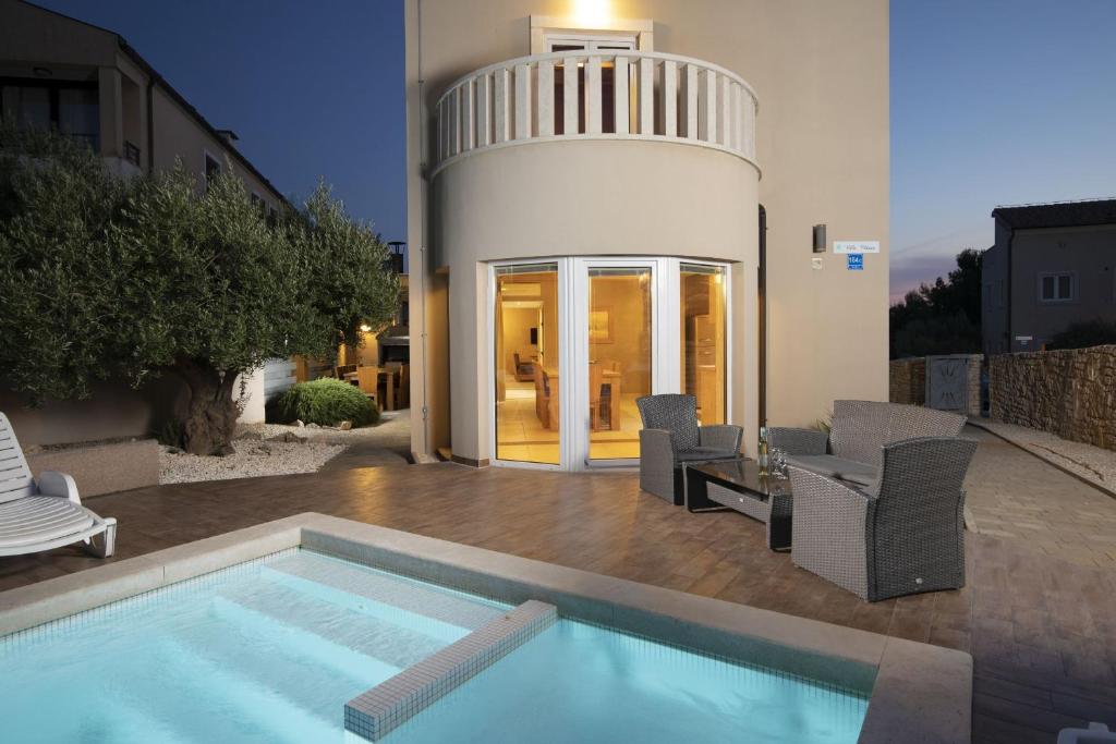 Basen w obiekcie 6-bedroom Villa Chiara with Sea View lub w pobliżu